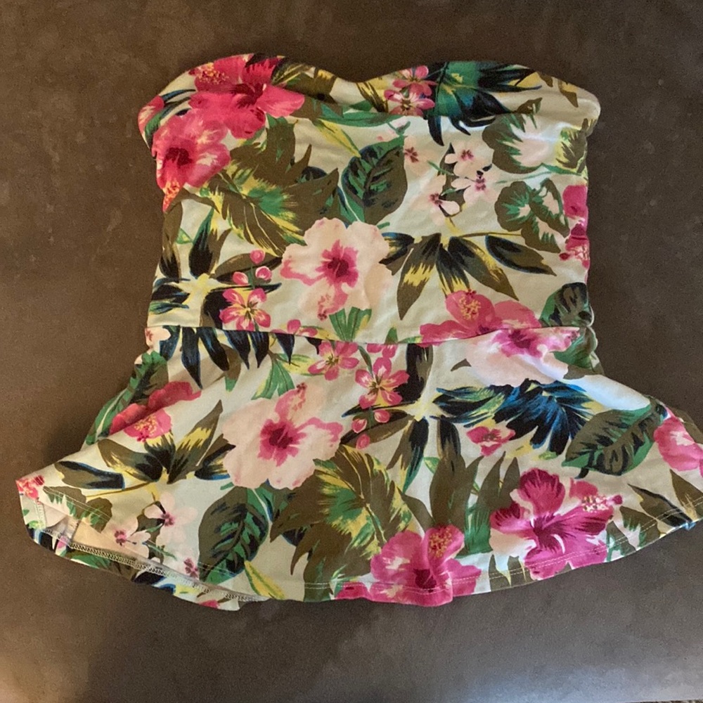 Small strapless shirt. Floral design.